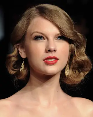 Taylor Swift with 1920