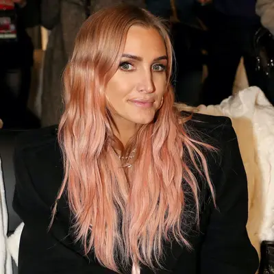 Ashlee Simpson in black jacket with bronze Rose Gold Hair