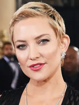 short hairstyles: Kate Hudson with short blonde hair