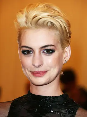 Short hairstyles: Anne Hathaway