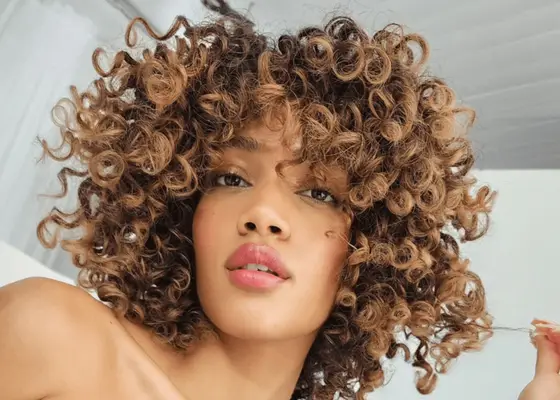 Comment teindre les cheveux bouclés sans sacrifier sa santé, selon les experts