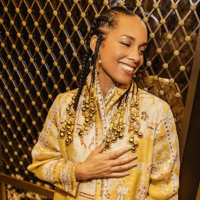 Alicia Keys wearing fulani braids with gold beads