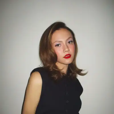 Iris Law with a kitty cut