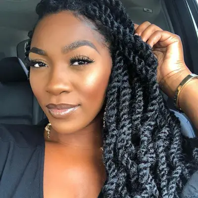 Woman with thin Havana twists hairstyle and neutral makeup look