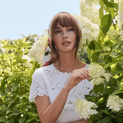 Sabrina Carpenter wears her naturally wavy texture on french bangs at the MTV VMAs.