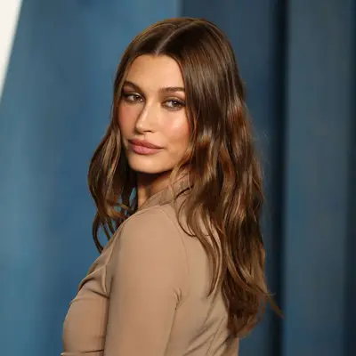 Hailey Bieber with brown balayage hair at the 2022 Vanity Fair Oscar Party in Beverly Hills, California
