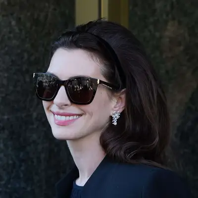 Anne Hathaway in 2022 wearing a thin headband.