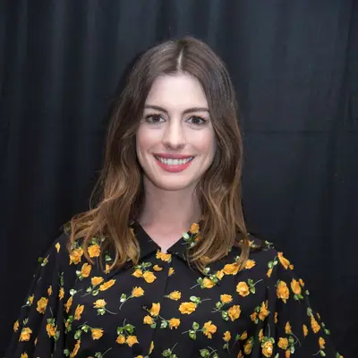 Anne Hathaway with tousled bendy waves in 2018.