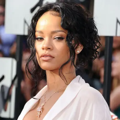 Chignon Loose Bangs Rihanna