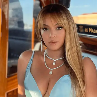 beyoncé wearing blonde-brown hair with bangs