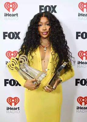 Sza wearing long, wavy sew-in weave