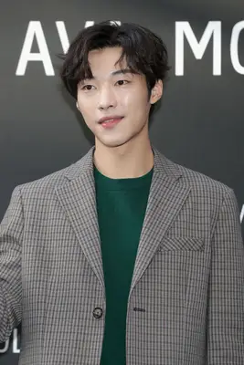 Woo Do Hwan with curtain bangs 