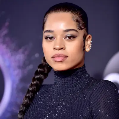 Ella Mai with high ponytail braid at the 2019 American Music Awards