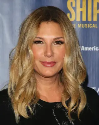 Daisy Fuentes with wavy blonde hair on the red carpet