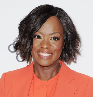 Viola Davis with a wavy bob on the red carpet