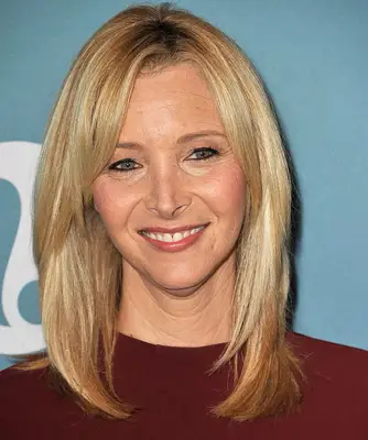 Lisa Kudrow with a highlighted blonde lob on the red carpet