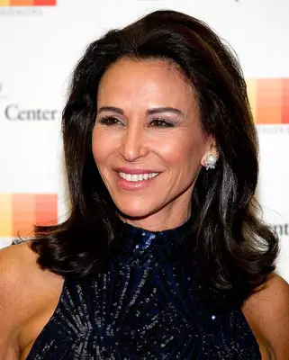 Giselle Fernandez shoulder-length flipped out hair