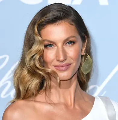 Gisele BÃ¼ndchen long, wavy, sombrÃ© hair