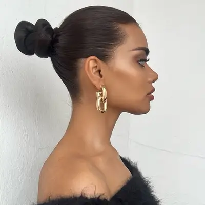 model with pulled back bun