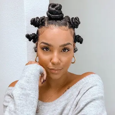 Woman with blonde locs in Bantu knots hairstyle
