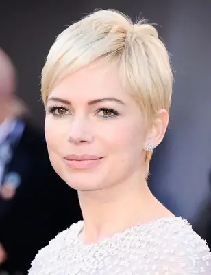 Michelle Williams at 2011 Academy Awards red carpet