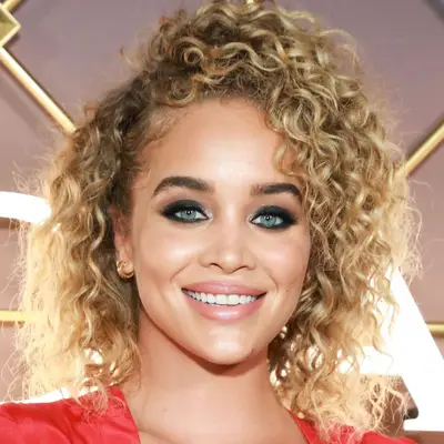 Jasmine Sanders with dark blonde dimensional curls at the Bulgari B.Zero1 New York Fashion Week event in 2021 