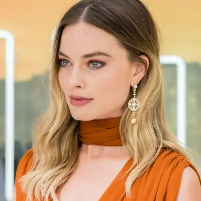 Margot Robbie with brown roots to blonde ends hairstyle at the 2019 