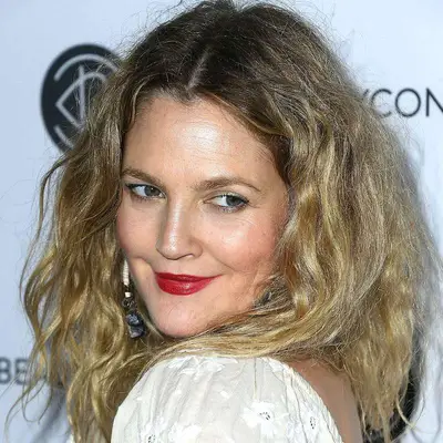 Drew Barrymore with dark blonde relaxed hair at the 2018 Beautycon Los Angeles Festival