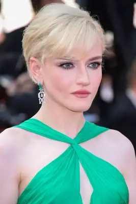 julia garner in green criss cross halter dress with matching green and diamond earrings and side bang blonde pixie cut at 2023 Cannes Film Festival