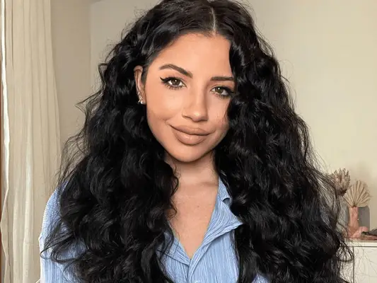 hairstylist justine marjan wearing wand curls