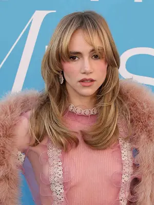 Suki Waterhouse wearing pink with shag haircut
