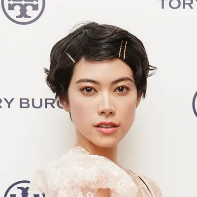 Hikari Mori wears a soft, long pixie cut styled with bobby pins