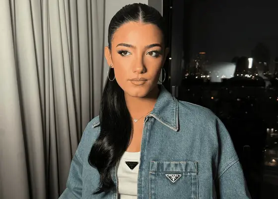 15 truques para deixar seu cabelo à prova de umidade, de acordo com estilistas