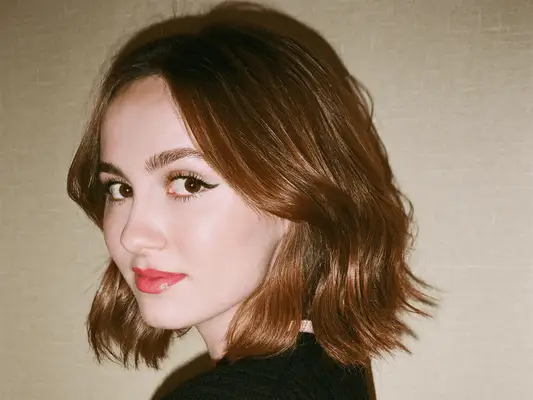 maude apatow wearing short golden brown bob 