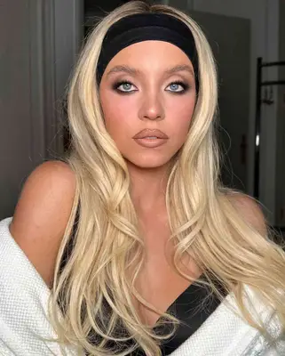 Sydney Sweeney wearing a black stretchy headband