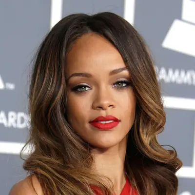 Rihanna with caramel highlights in hair