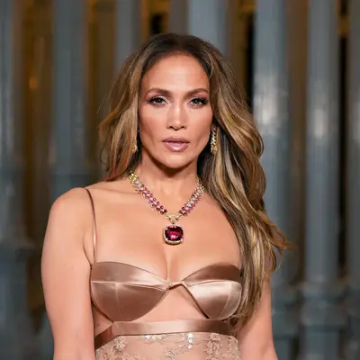 Jennifer Lopez wearing curled hair with caramel and blonde highlights