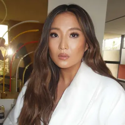 Woman wih classic brunette balayage.