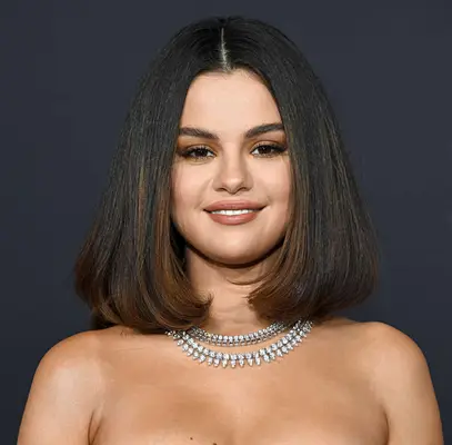 Selena Gomez at AMAs wears a center parted mushroom-style lob