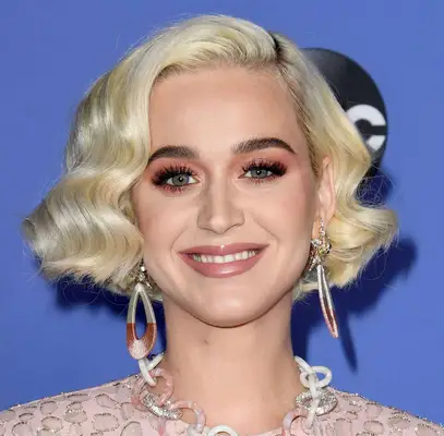 Katy Perry wears her platinum blond bob in a flapper-style wave pattern