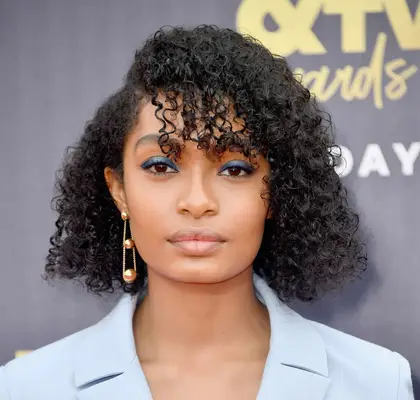 Yara Shahidi attends the MTV Awards wearing blue eyeshadow, a blue collared suit and a naturally texured bob
