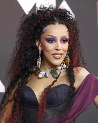 Doja Cat with black and auburn two-toned hair