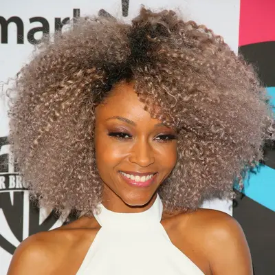 Yaya Decosta wears light mushroom brown natural curls