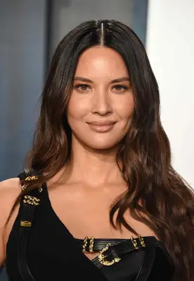 Olivia Munn with loose waves 