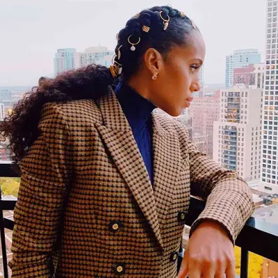 Actor Kerry Washington with cornrows and fluffy hair coming out of her low ponytail