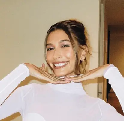 hailey bieber in white dress at vmas with piecey overgrown bangs