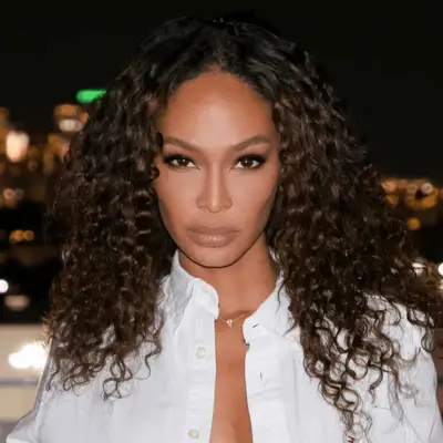 Mindy Kaling wears a sleek, face-framing bob hairstyle with side part