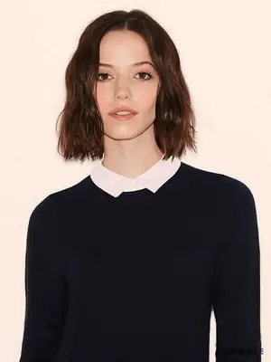 woman with wavy bob