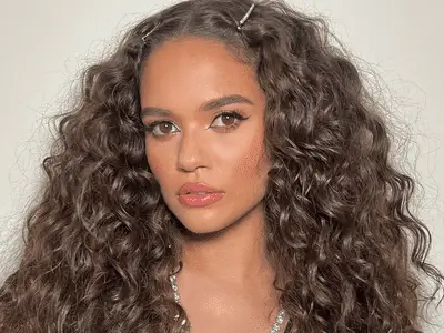 madison pettis wearing curly hair