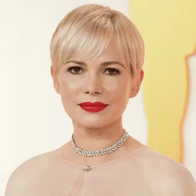 michelle williams wearing mushroom haircut with bangs